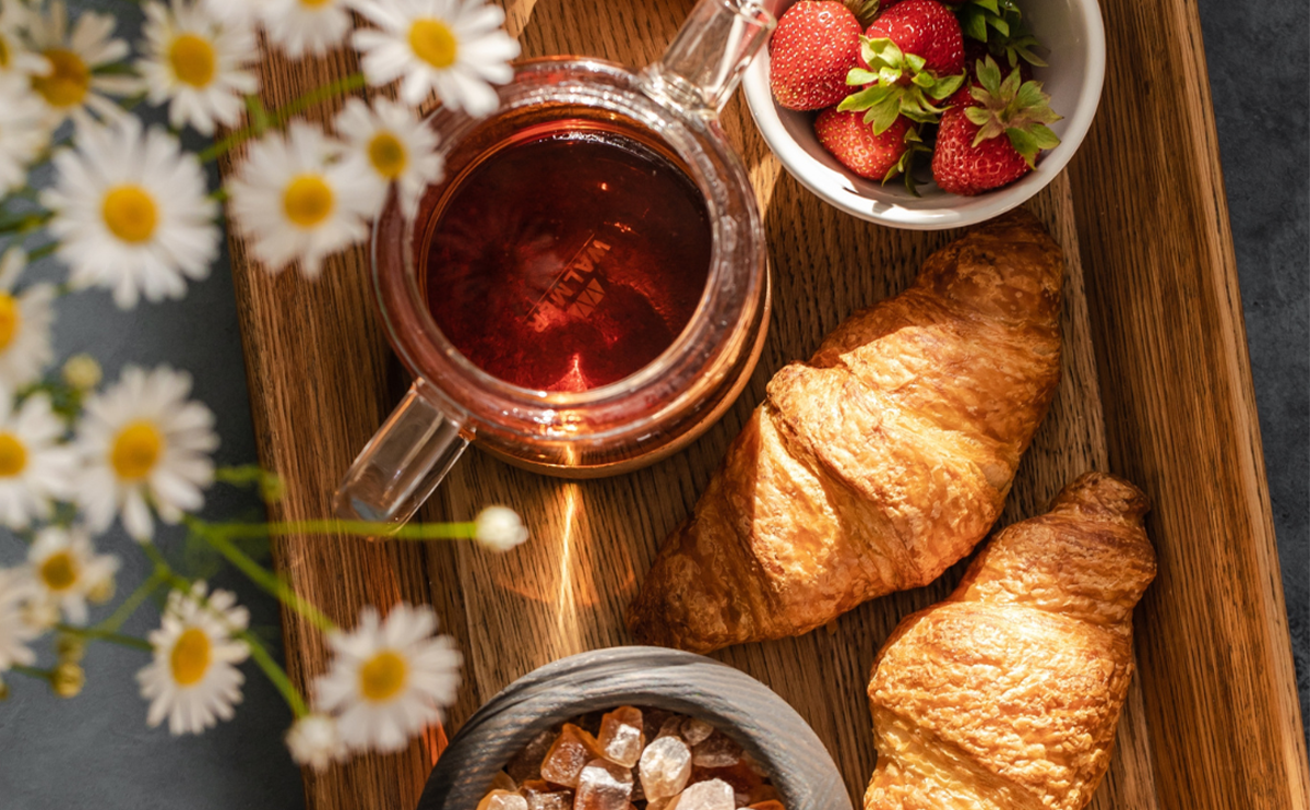 Bữa Sáng Đầy Năng Lượng Với Hương Vị Bánh Croissant Và Trà Thơm